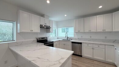 15109 Leadwell St, Unit 15107.5 in Van Nuys, CA - Building Photo - Building Photo