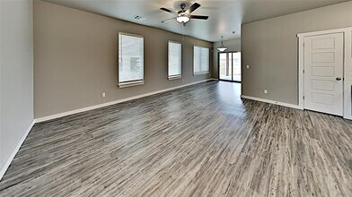 1909 Sara Vista Dr in Yukon, OK - Building Photo - Building Photo