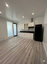 5749 Larryan Dr in Los Angeles, CA - Building Photo - Building Photo