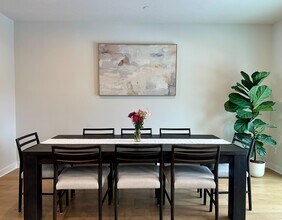 221 Marketplace Ave in Moon Township, PA - Foto de edificio - Building Photo