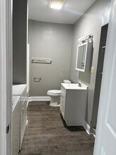 652 Adams Ave, Unit Apartment 2 in Huntington, WV - Foto de edificio - Building Photo