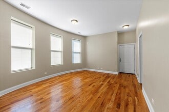 3927 N Clarendon Ave, Unit 1R in Chicago, IL - Building Photo - Building Photo