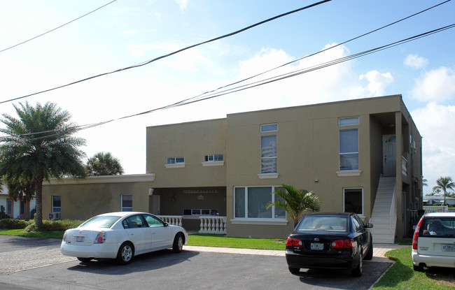 1717 N Riverside Dr in Pompano Beach, FL - Building Photo - Building Photo