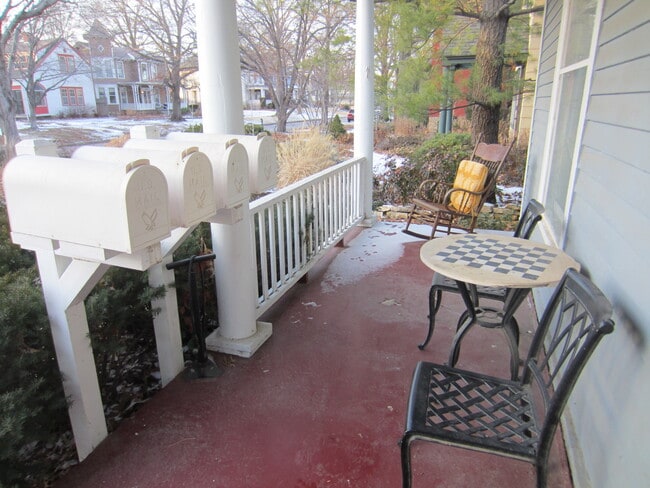 728 Ohio St, Unit 1 in Lawrence, KS - Foto de edificio - Building Photo