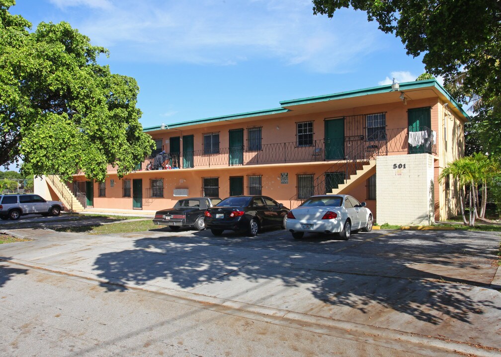 501 NW 30th St in Miami, FL - Building Photo