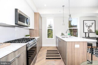 1421 Spring Rd NW-Unit -303 in Washington, DC - Foto de edificio - Building Photo