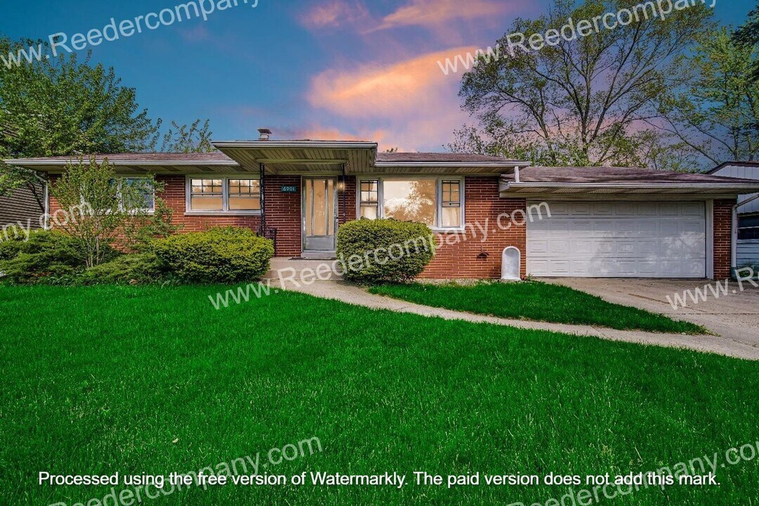 6901 Harrison St in Merrillville, IN - Building Photo
