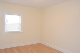 28 Putnam St, Unit 1 in Somerville, MA - Foto de edificio - Building Photo