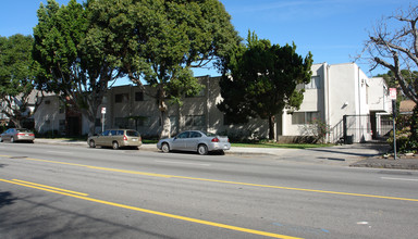 4934 Cahuenga Blvd in North Hollywood, CA - Foto de edificio - Building Photo