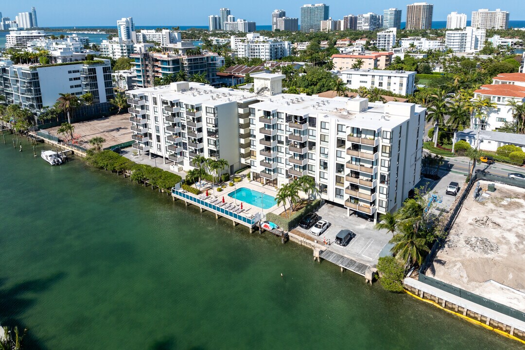 Guildford House in Bay Harbor Islands, FL - Foto de edificio