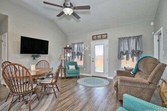 120 Navarro Xing in Seguin, TX - Building Photo - Building Photo