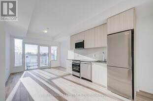 7439 Kingston Rd in Toronto, ON - Building Photo