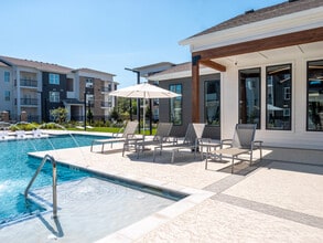 The Waters at Bluebonnet in Baton Rouge, LA - Building Photo - Building Photo