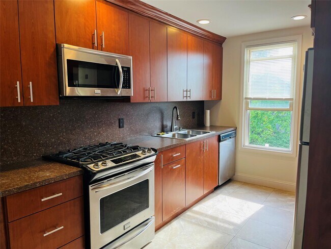 171 N 5th St in Lindenhurst, NY - Building Photo - Building Photo