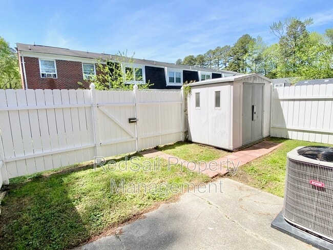 376 Susan Constant Dr in Newport News, VA - Building Photo - Building Photo