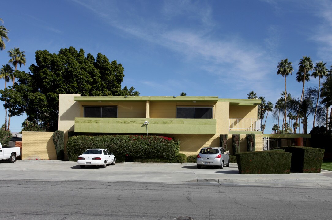 2090 S Camino Real in Palm Springs, CA - Foto de edificio