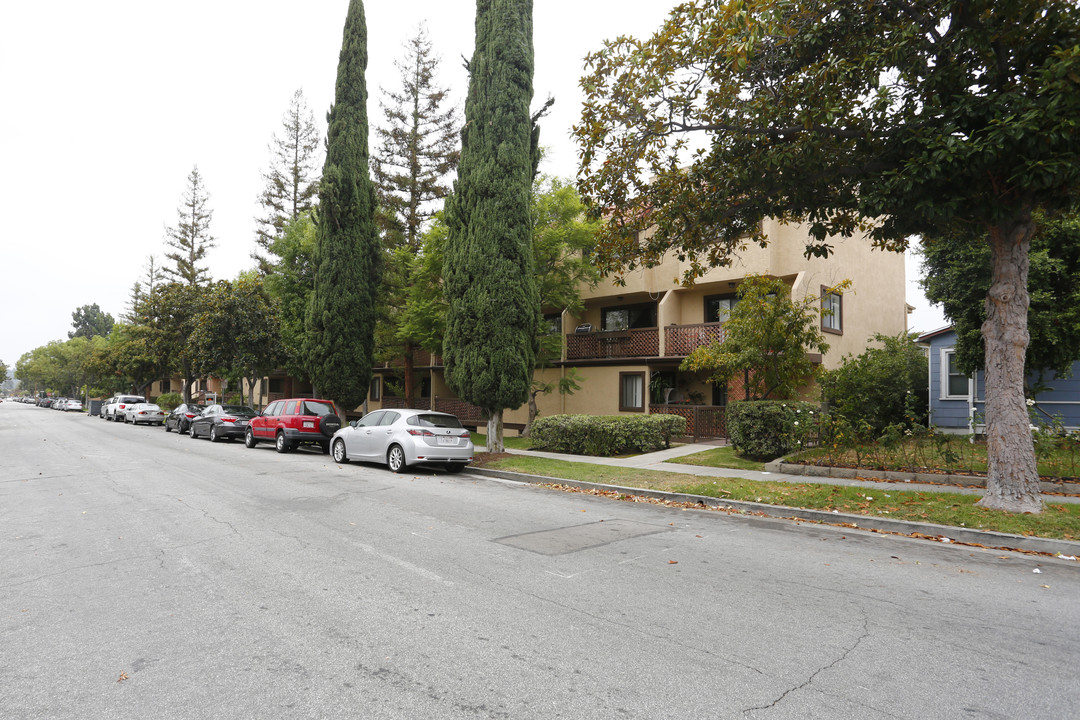 221 N. Cedar Street in Glendale, CA - Building Photo