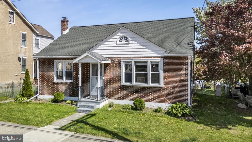 326 Glasgow St in Pottstown, PA - Building Photo