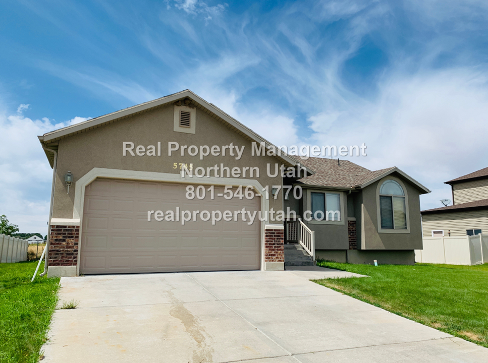 5745 S 4650 W in Hooper, UT - Foto de edificio