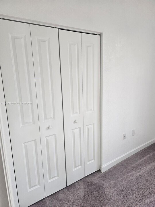 607 NE 208th Terrace in Miami, FL - Building Photo