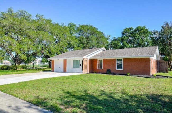 8330 Waterbury Dr in Houston, TX - Building Photo - Building Photo