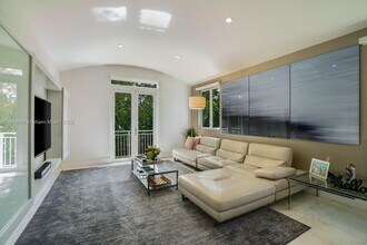 112 Paloma Dr in Coral Gables, FL - Building Photo - Building Photo
