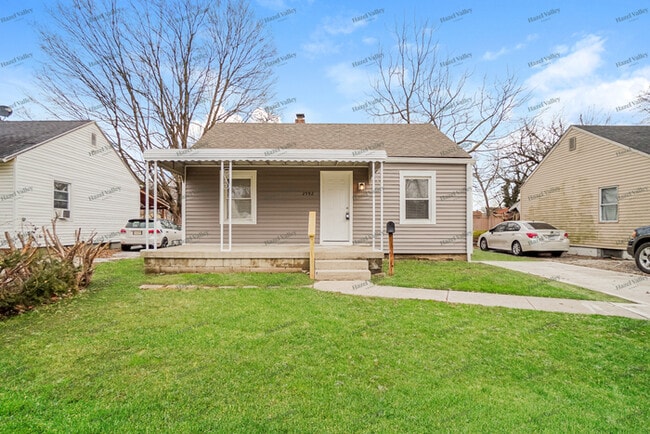 property at 2592 Grasmere Ave