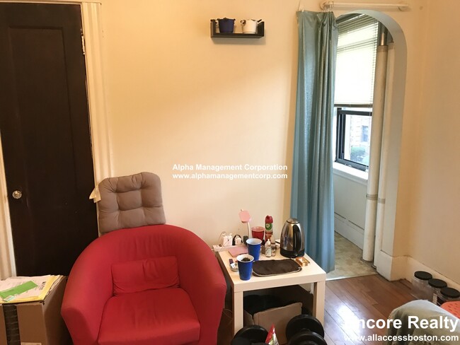 349 Pleasant St in Malden, MA - Foto de edificio - Building Photo