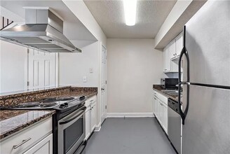 351 Jackson Ave in Mandeville, LA - Foto de edificio - Building Photo