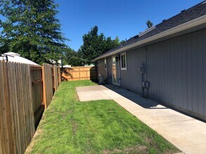 88064 Pine St in Veneta, OR - Building Photo - Building Photo