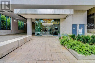 210 Simcoe St in Toronto, ON - Building Photo - Building Photo