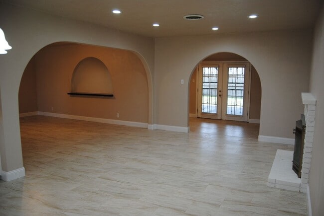 8817 Butternut Ave in Bakersfield, CA - Building Photo - Building Photo