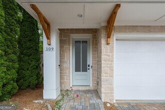 109 Village Green Ave in Woodstock, GA - Foto de edificio - Building Photo