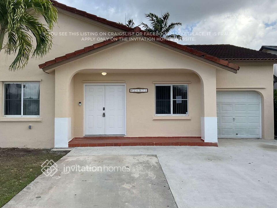 16871 SW 144th Pl in Miami, FL - Foto de edificio