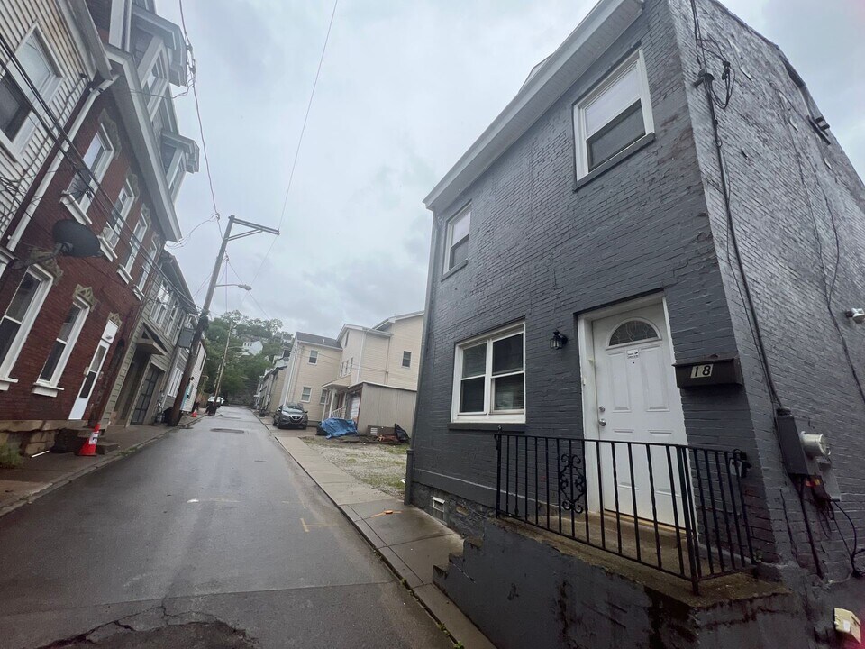 18 Enon Wy in Pittsburgh, PA - Building Photo