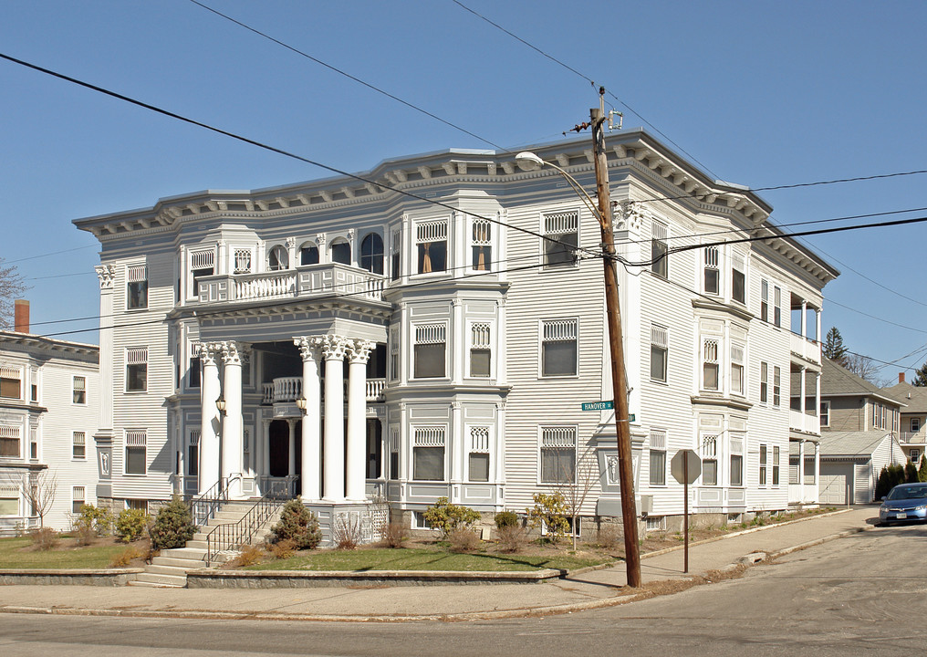 496 Hanover St in Manchester, NH - Foto de edificio