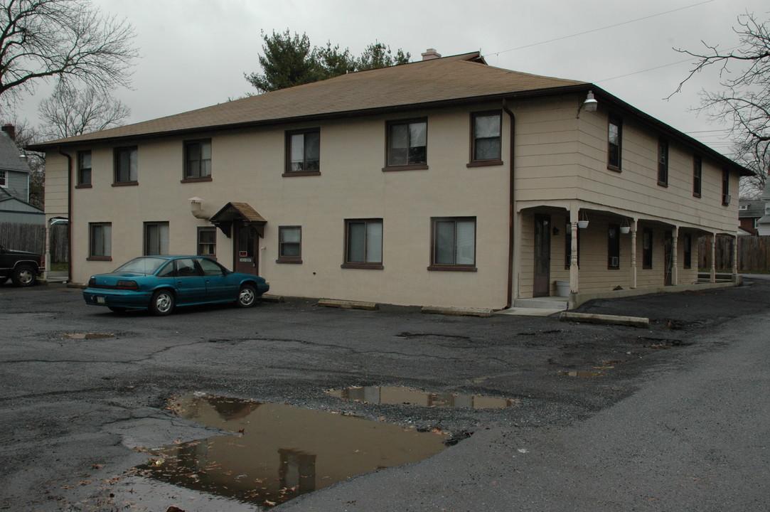 401 N Market St in Elizabethtown, PA - Building Photo