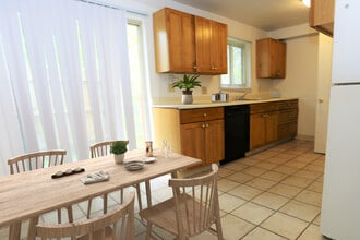 Rosewood Park Apartments in Elyria, OH - Building Photo - Building Photo