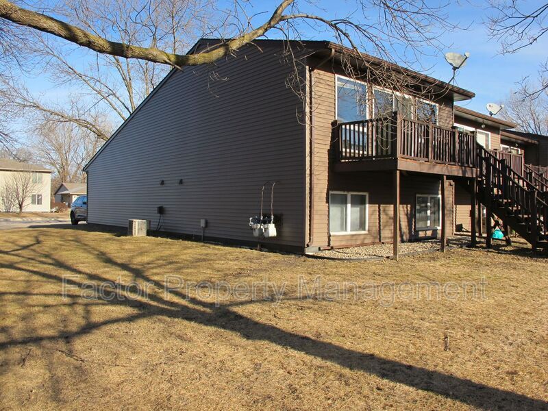 82 Meadowbrook Ct in North Mankato, MN - Building Photo