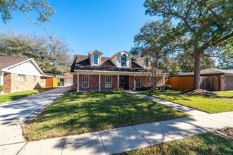 9223 Marlive Ln in Houston, TX - Foto de edificio - Building Photo