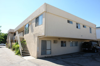 7454 Canby Ave in Reseda, CA - Foto de edificio - Building Photo