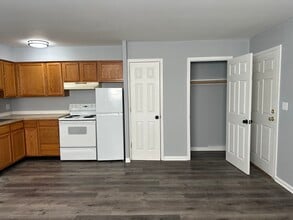 Colonial Court in Wilmington, DE - Building Photo - Building Photo