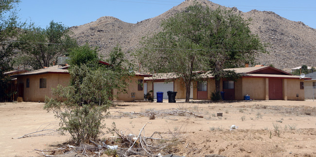 15783 Rancherias Rd in Apple Valley, CA - Foto de edificio - Building Photo