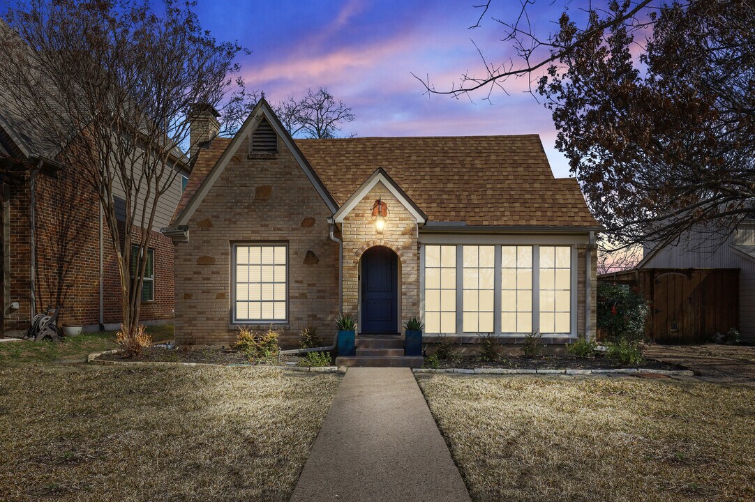 7115 La Vista Dr in Dallas, TX - Building Photo