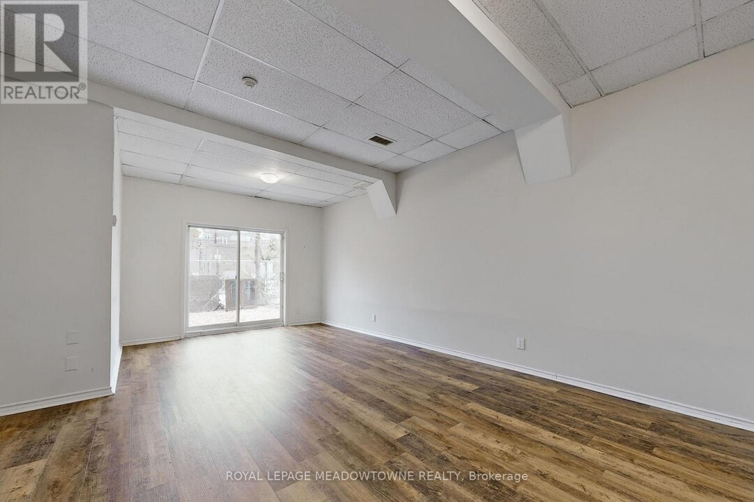 8-12 WESLEYAN St in Halton Hills, ON - Building Photo
