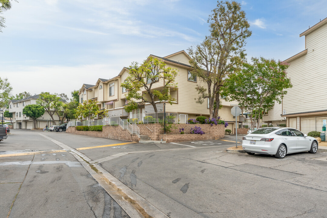 Glen Oaks in Pacoima, CA - Foto de edificio