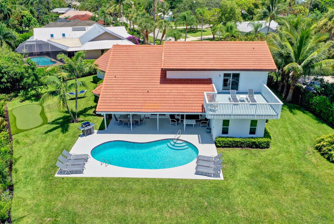141 Pine Hill Trail W in Tequesta, FL - Building Photo