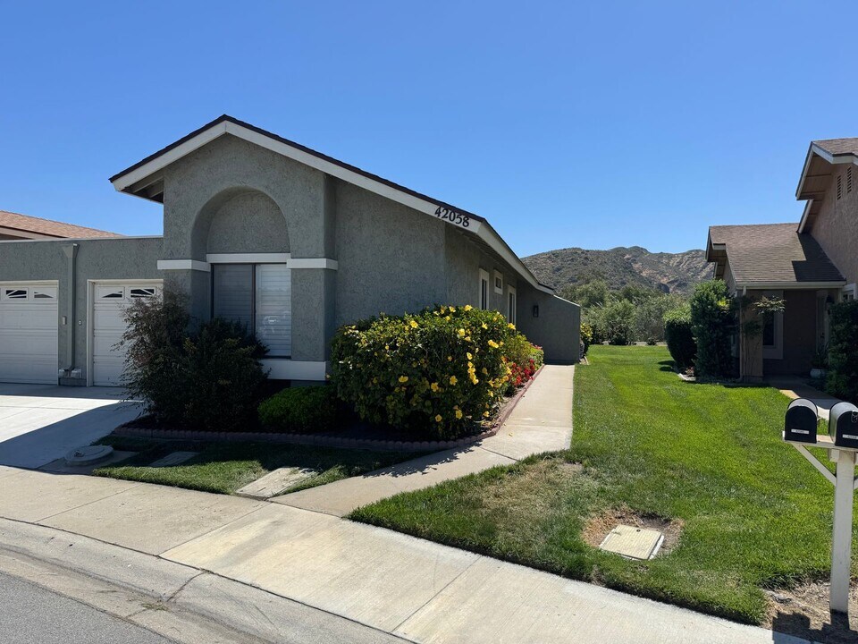42058 Village 42 in Camarillo, CA - Building Photo