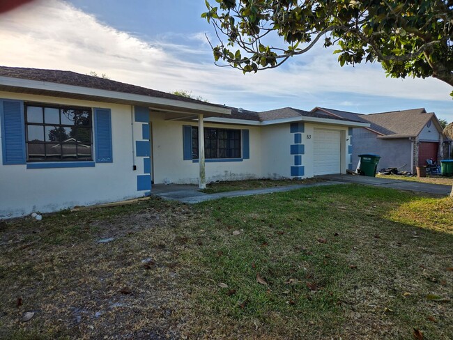 813 Goldcoast Dr in Deltona, FL - Building Photo - Building Photo