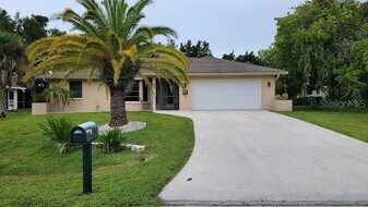87 Mark Twain Ln in Rotonda West, FL - Building Photo
